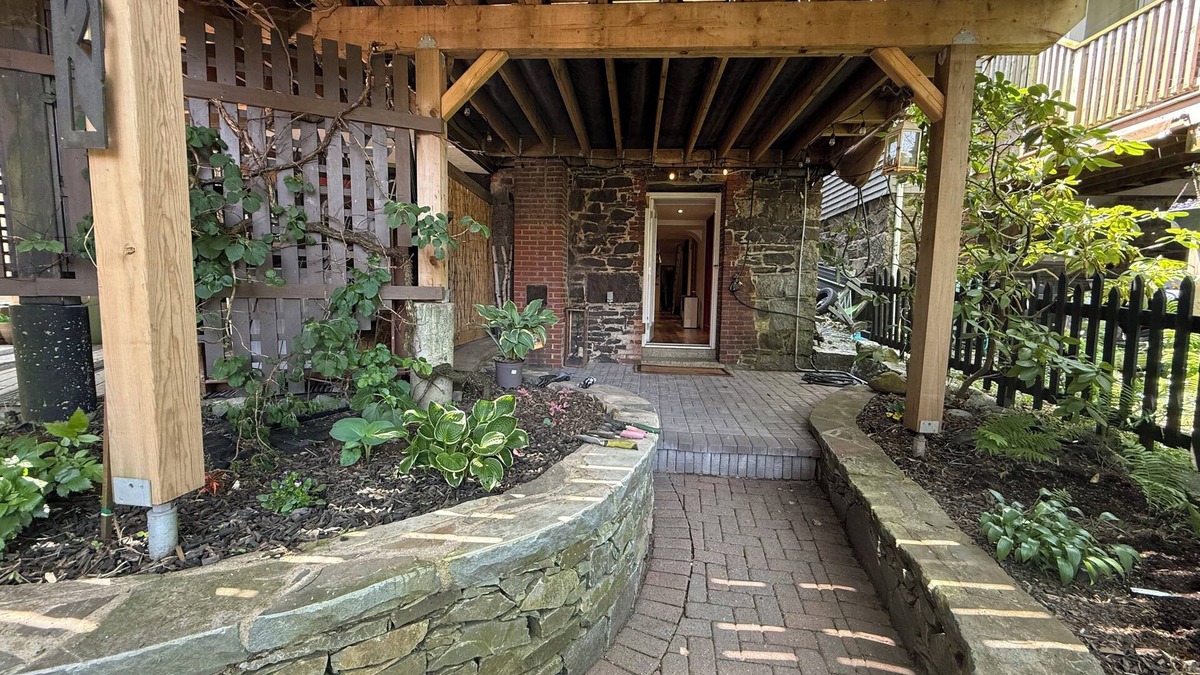 South End Apartment | Stylish unit in Victorian house located on South Park Street. Private Garden.