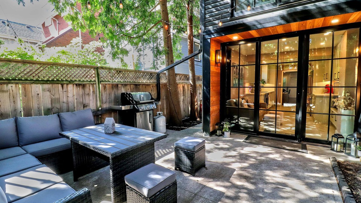 Cabbagetown South House | Stylish Victorian w Parking & Patio in Heart of TO!