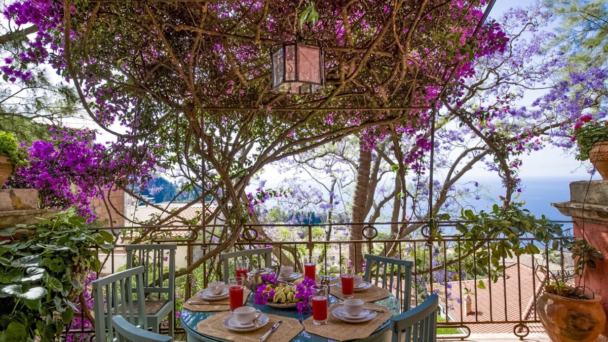 Taormina Villa | Stylish villa garden town centre Taormina view theatre sea solarium terraces