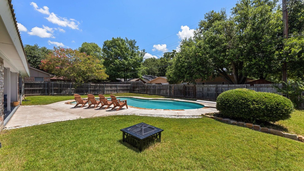 Bedford Villa | Stylish Villa in DFW - Pool Pool Table Near Stadiums