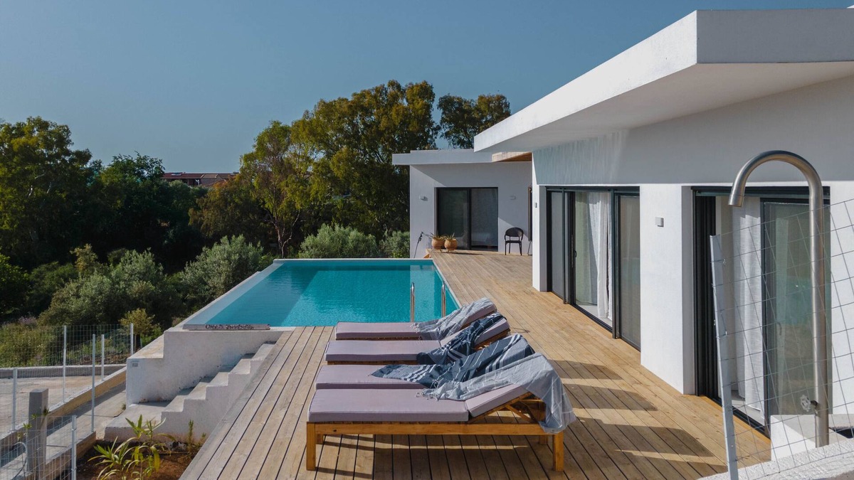 Paleros Villa | Stylish villa three bedrooms central location, private pool, sea & mountain view