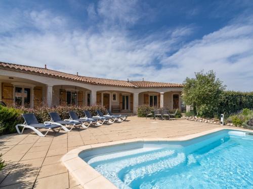 Pouzols-Minervois Villa | Stylish Villa with Terrace