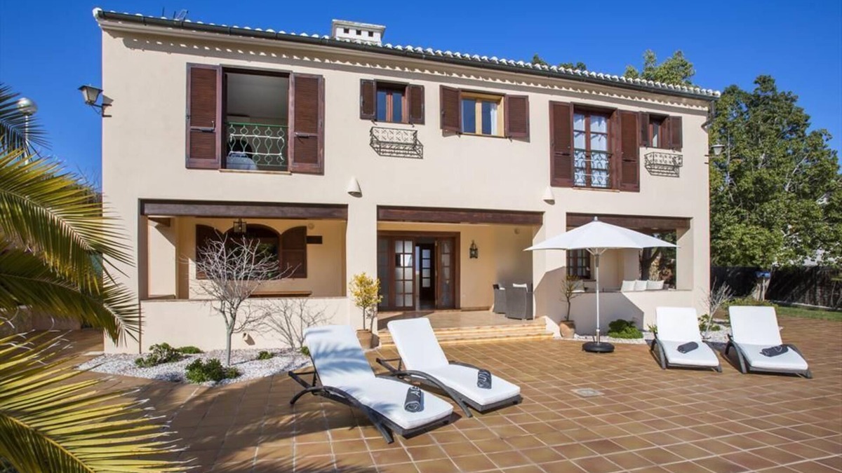 Tarraula House | Stylish villa with large pool overlooking Mediterranean garden