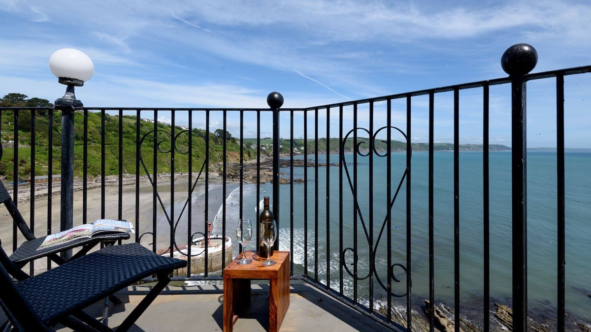 West Looe House | Stylish waterfront apartment with magnificent view
