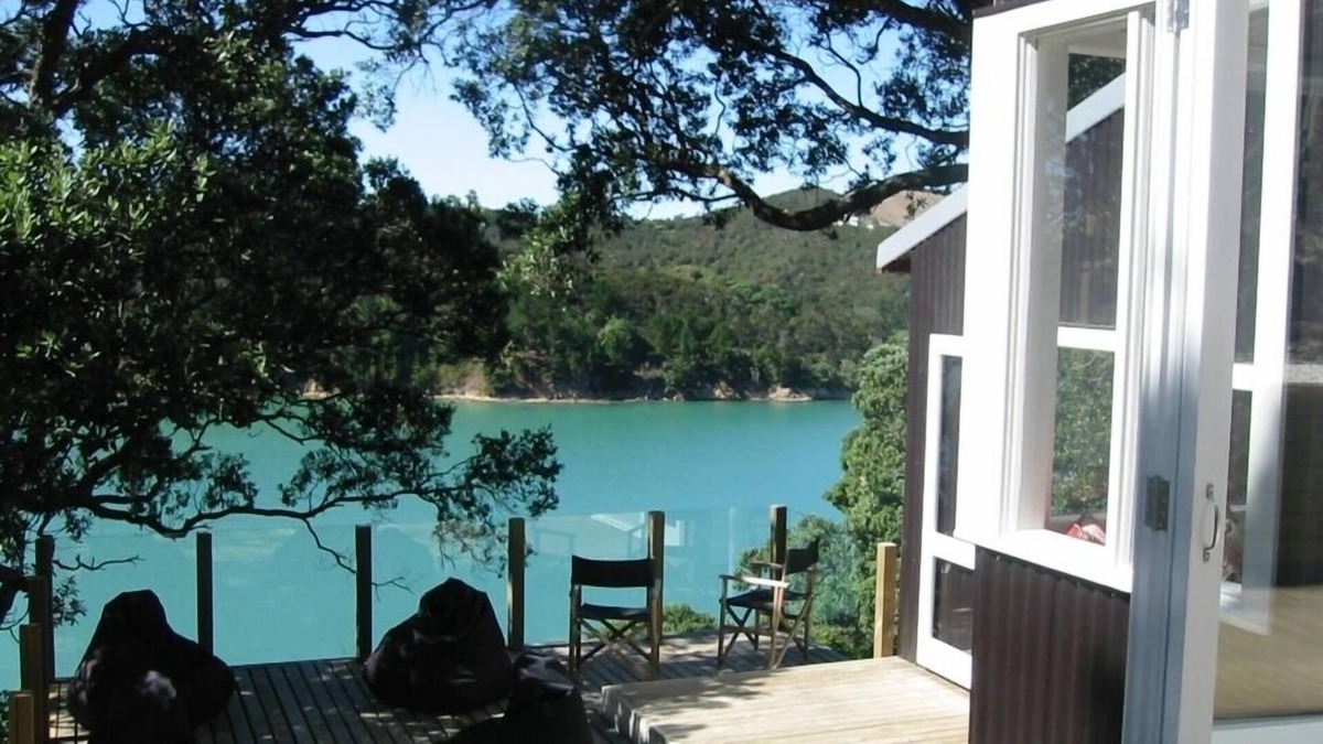 Ostend House | Stylish waterfront retreat - dramatic 180 degree views!