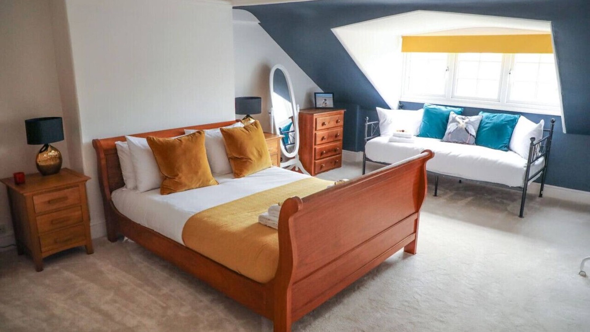 Hoylake House | Stylishly decorated 3 bed home close to the sea