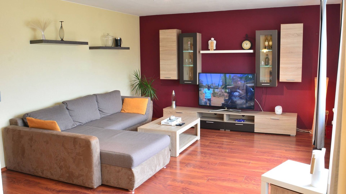 Sande Apartment | Stylishly furnished holiday apartment on the Jadebusen WLAN balcony Smart TV