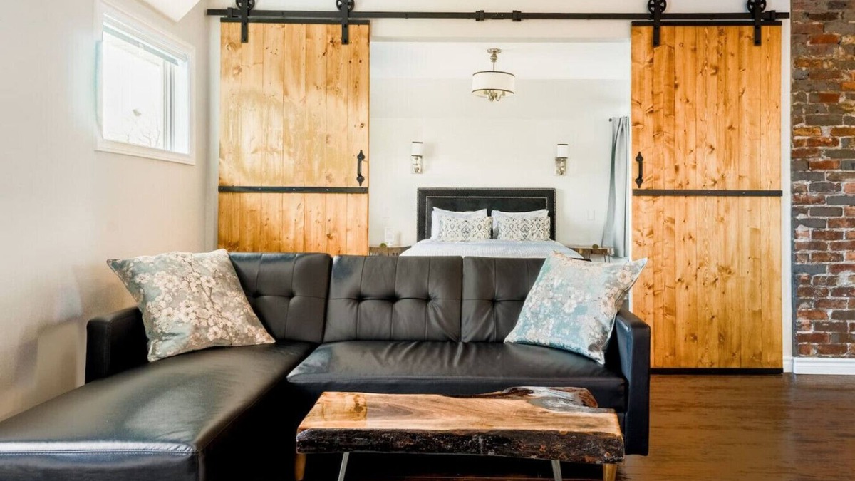 Niagara Falls Apartment | Stylishly Remodeled Queen Victoria Loft