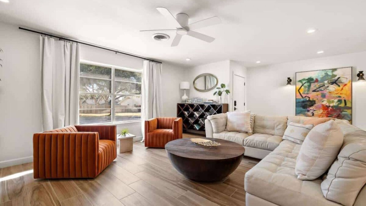 Georgetown House | Stylishly Remodeled Home-Walk to SWU & the Square!