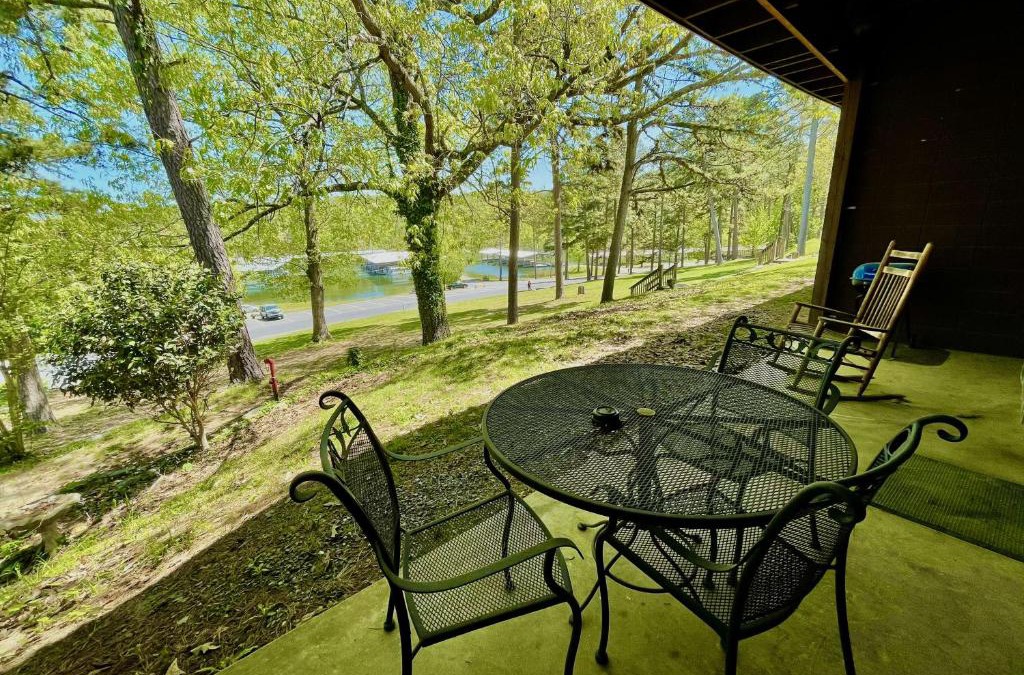 Mount Ida Hotel | SU1, King Studio with king bed, dining area, sleeper sofa and lake view patio Hotel Room