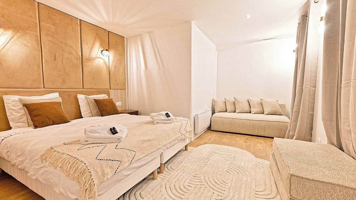 Quartier de Rochechouart Apartment | Sublime Air-conditioned Flat Galeries Lafayette