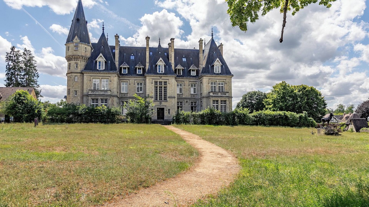 Saint-Jean-aux-Bois Apartment | Sublime apartment in the castle of a listed village in the heart of the forest.