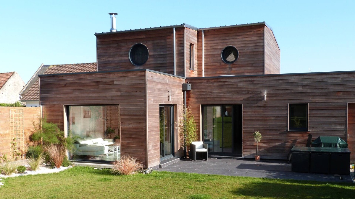Lion-sur-Mer House | Sublime contemporary Villa bright design. The sea at the end of the street