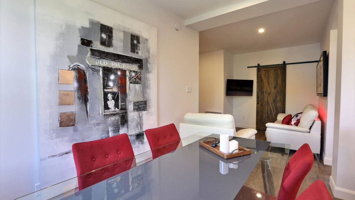 Desjardins Apartment | Sublime, Renovated! One river from Chateau Frontenac. 2 bedrooms, free parking!