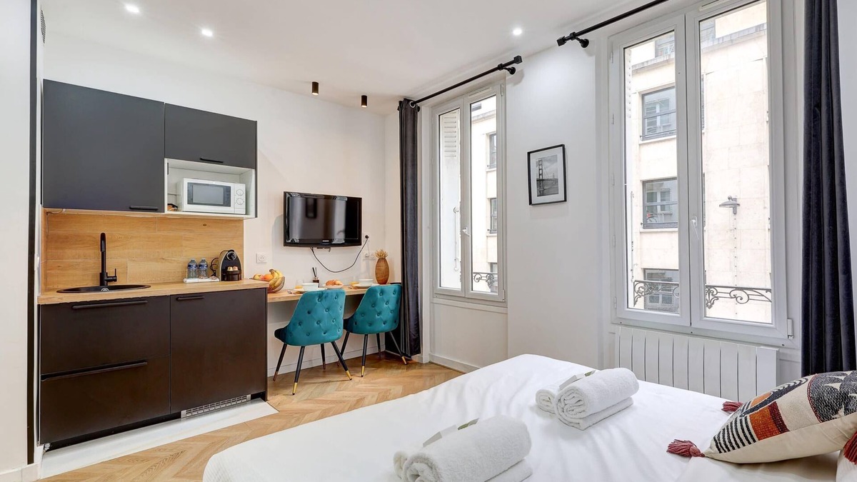 Champs-Elysees Apartment | Sublime Studio aux Champs-Elysées with A/C