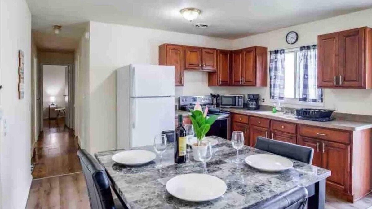 Henrietta House | Suburb comfy home near RIT and airport