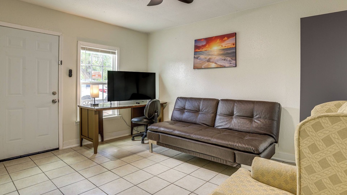 Clodine Condo | Suburban Home By Arthur Storey Park & HCA Houston!