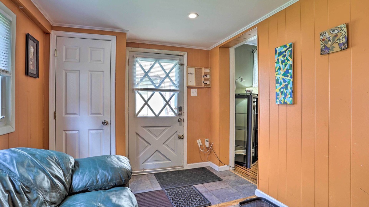 Lansdowne Cottage | Suburban Home w/Backyard Patio < 7 Miles to Dtwn!