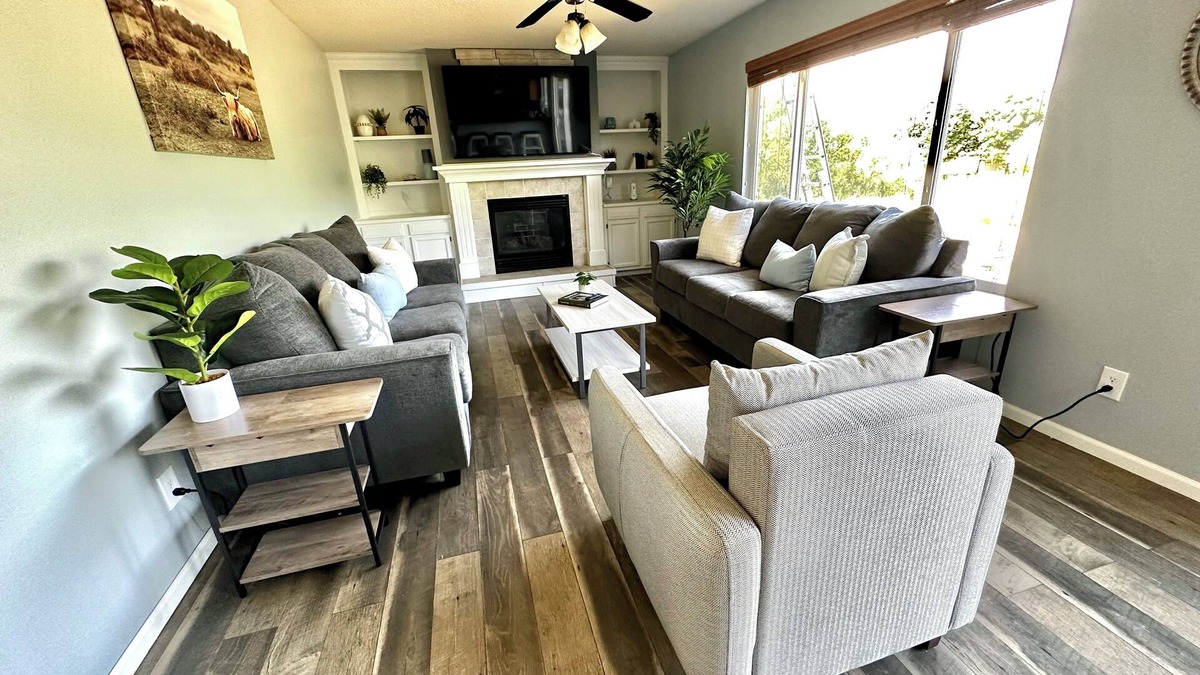 Urbandale House | Suburban Oasis with Hot Tub Spa