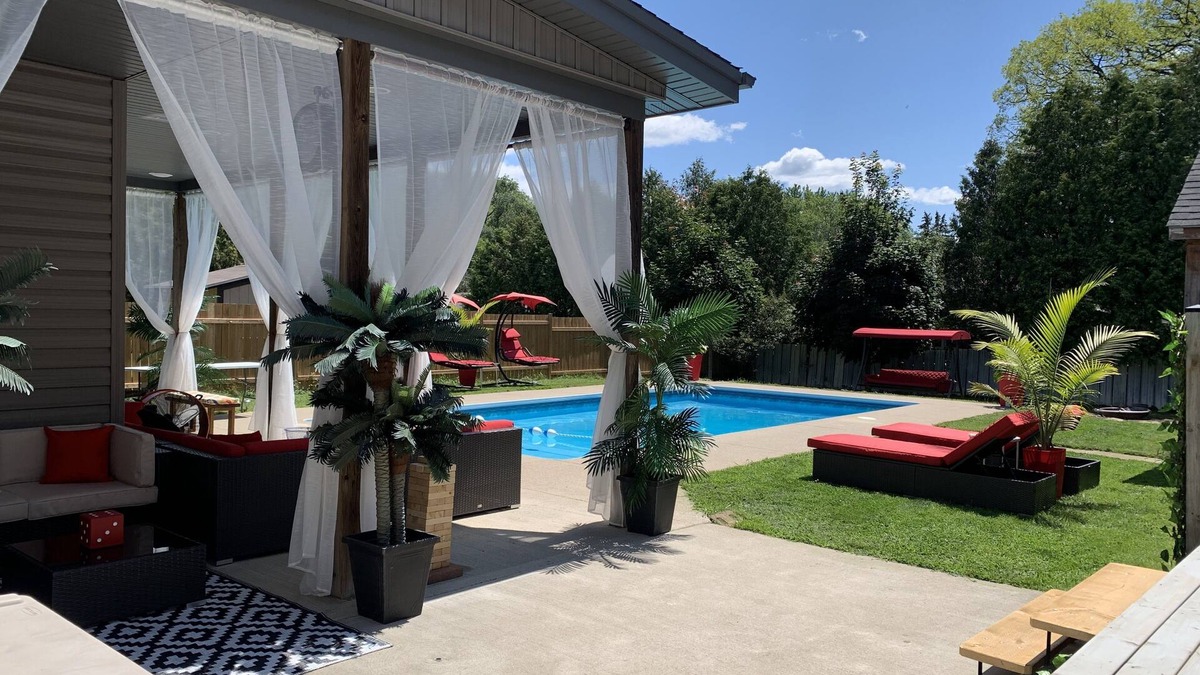 Brantford House | Suburban Oasis with Private Pool, Jacuzzi & Gym!