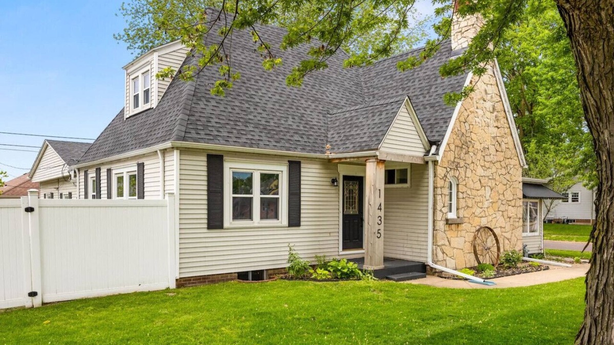 Pekin House | Suburban Sanctuary: 3BD Perfect for Long Stays