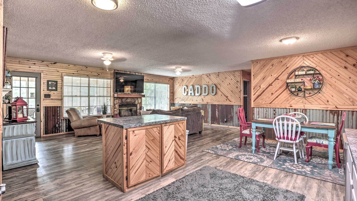Jefferson Cottage | Sues Camp w/Caddo Lake Access & Dock!