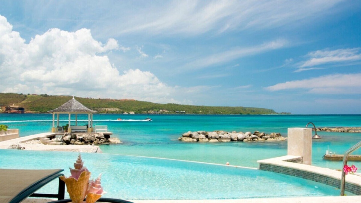 Discovery Bay Villa | SUGAR BAY ON THE BEACH JAMAICA - Luxury 5 Bedroom Beachfront Villa