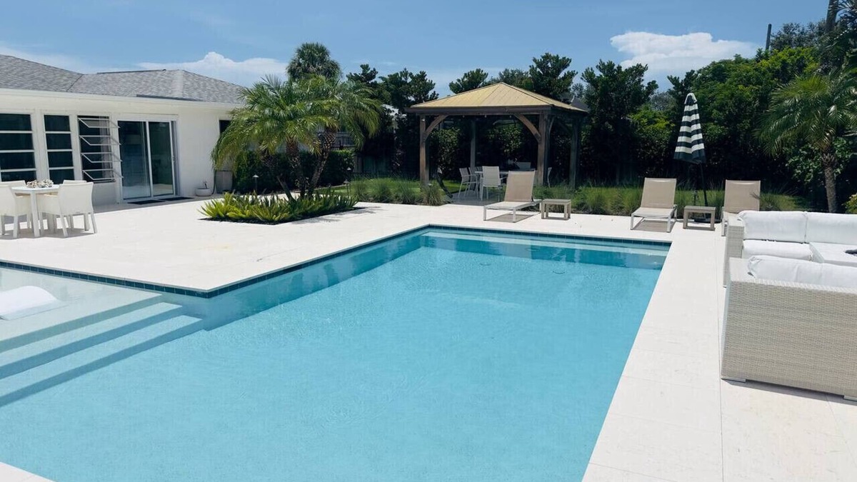 Naples Park Cottage | Sugar Beach Bungalow with a Pool!
