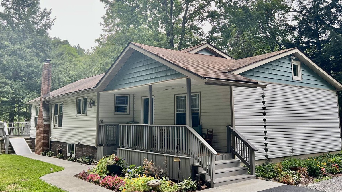 Franklin Cottage | Sugar Creek Place is Your Cozy Private Creekside Getaway!