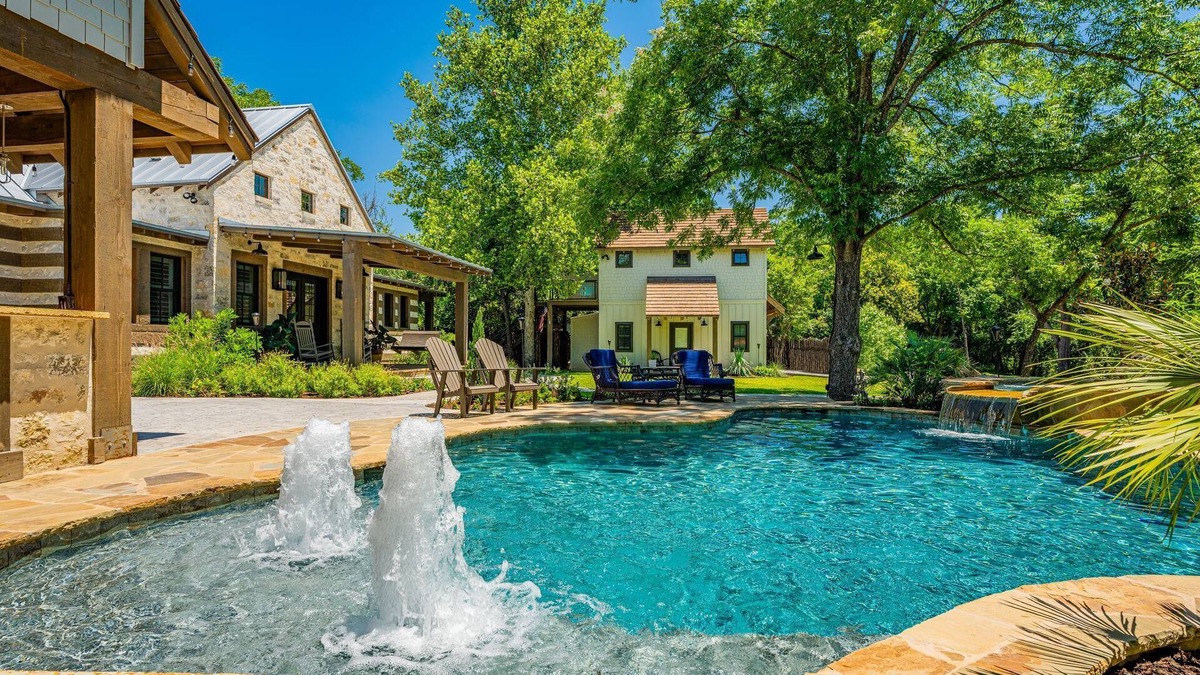 Fredericksburg Apartment | Sugar Creek Suite #7 @LOST CREEK LODGE Private Estate. 2 Blocks off Main St.