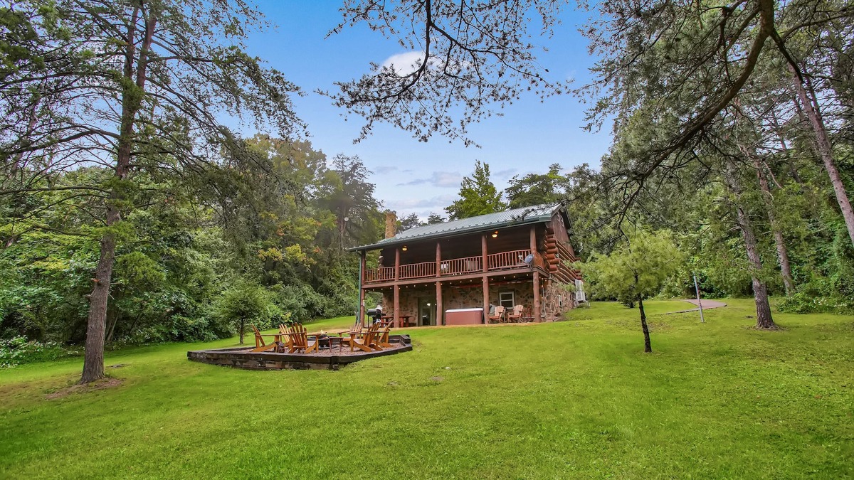 Huntingdon Cabin | Sugar Grove Log Cabin | HOT TUB + Fire Pit!