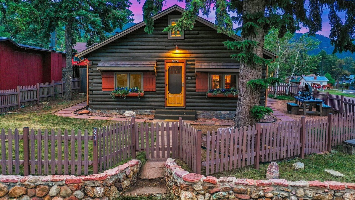 Woodland Park Cabin | Sugar Shack Lodge - 1930's Cabin