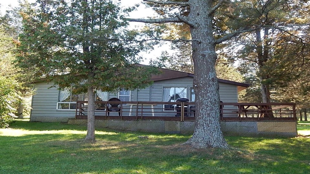 Milford Cabin | Sugar Shack- Rustic Waterfront 3 Bedroom Cottage