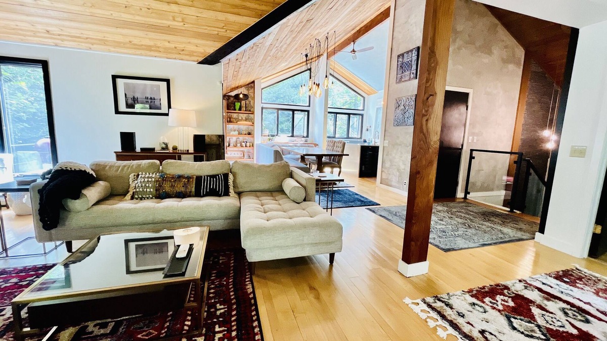 Waitsfield House | Sugarbush Haus, our Chic Sugarbush VT Retreat close to mountain Sleeps 10