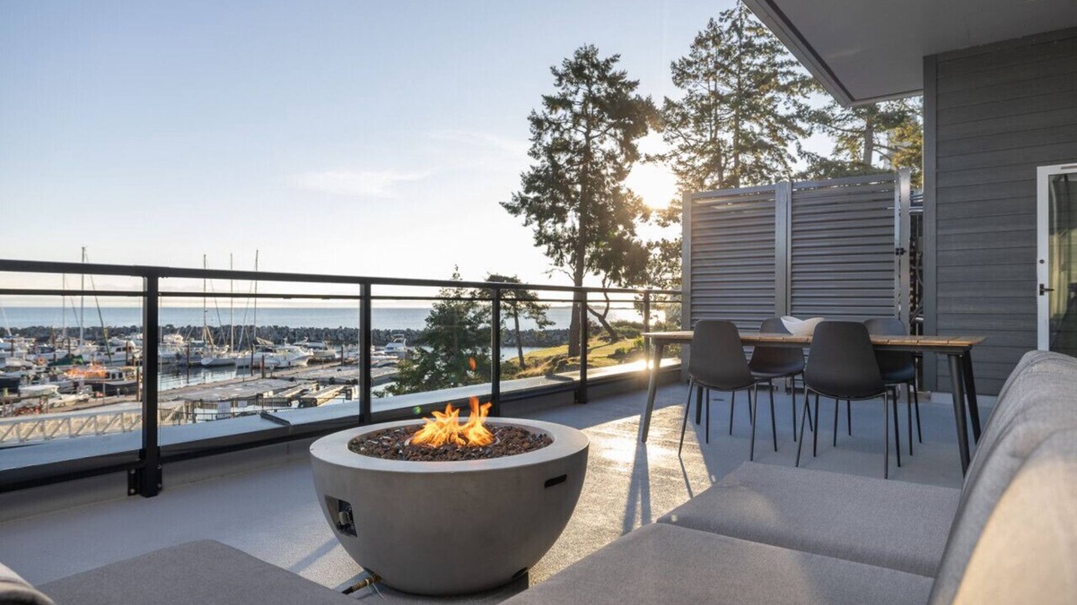 Regional District of Nanaimo Apartment | Suite #204 · Suite 204: Contemporary Oceanfront Accommodation