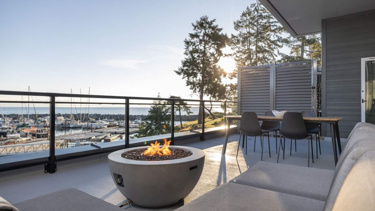 Regional District of Nanaimo Apartment | Suite #208: Contemporary Oceanfront Accommodation
