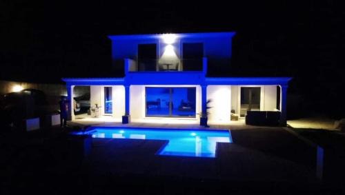 Gattieres House | SUITE 20m2 DANS VILLA PISCINE JACUZZI