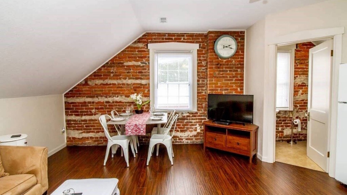 Hermann Hotel | Suite #4 - Adorable 2 Bed Suite in Downtown Hermann