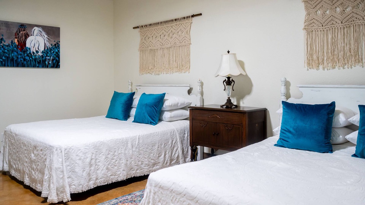 Brenham Apartment | Suite #8: "Where You Need To Be"- 10min to Round Top, middle of Austin & Houston