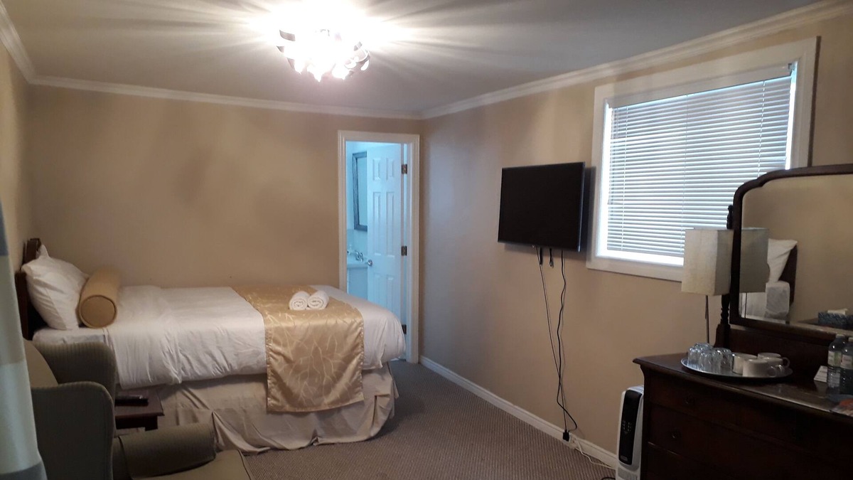 Downtown Niagara Falls House | SUITE B NIAGARA BLUES (ELIZABETH)