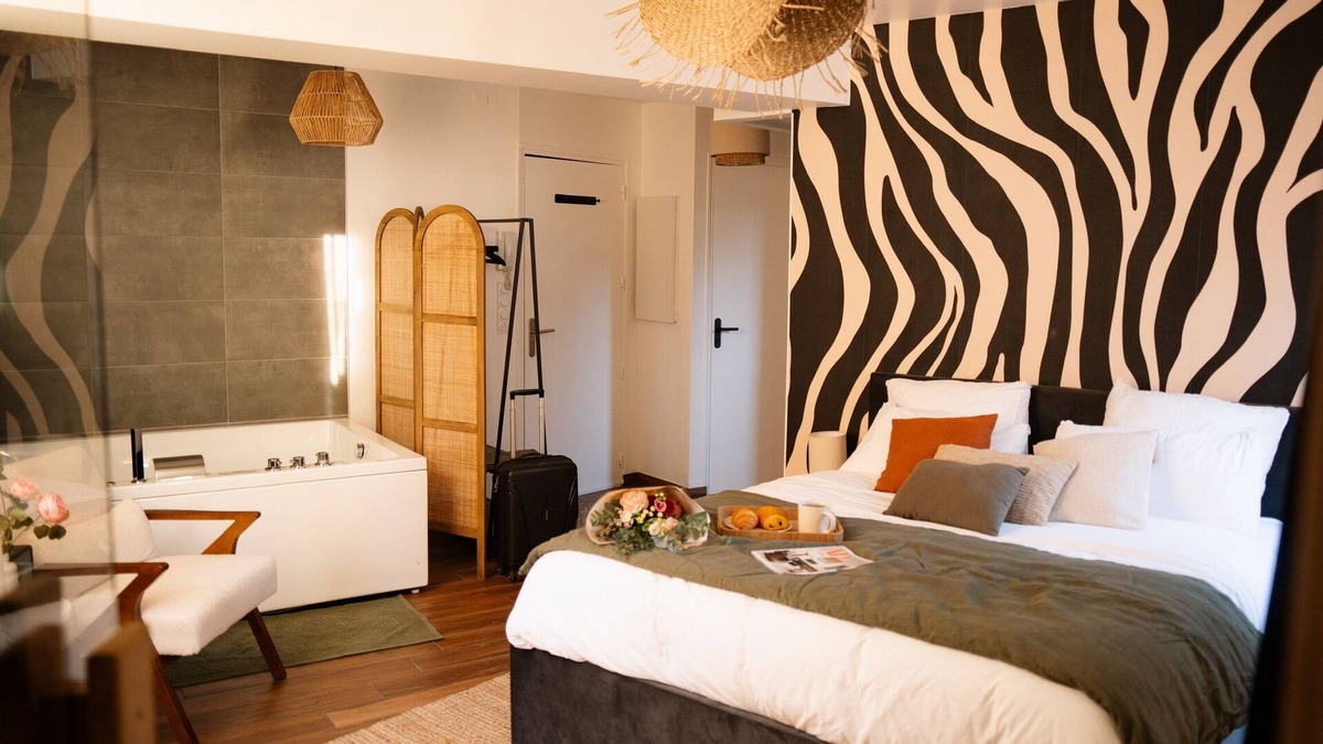 Brive-la-Gaillarde Apartment | Suite Cara - Atypical accommodation - Sauna & Spa