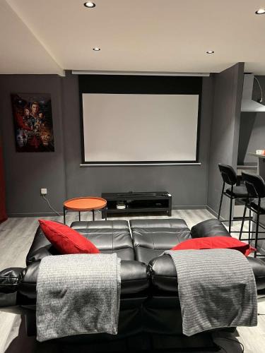 Franconville Apartment | Suite CinéRoom à 25 min de Paris