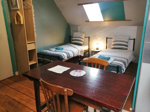 Gommenec'h Apartment | SUITE DE LA FONTAINE Café de la mairie