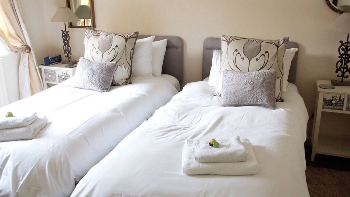 Mortimers Cross Bed & Breakfast | Suite Ensuite with Shower at Mortimer Trail B & B
