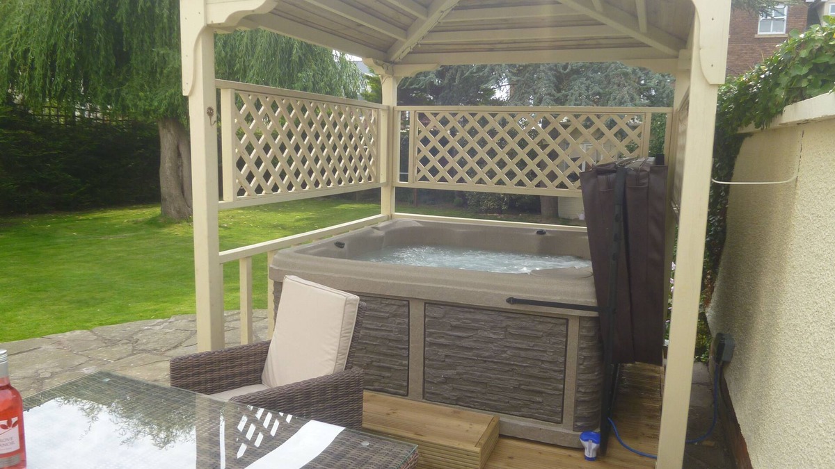 Rhuddlan Apartment | Suite for 2 with exclusive Hot Tub, robes, garden in Historic Castle Town