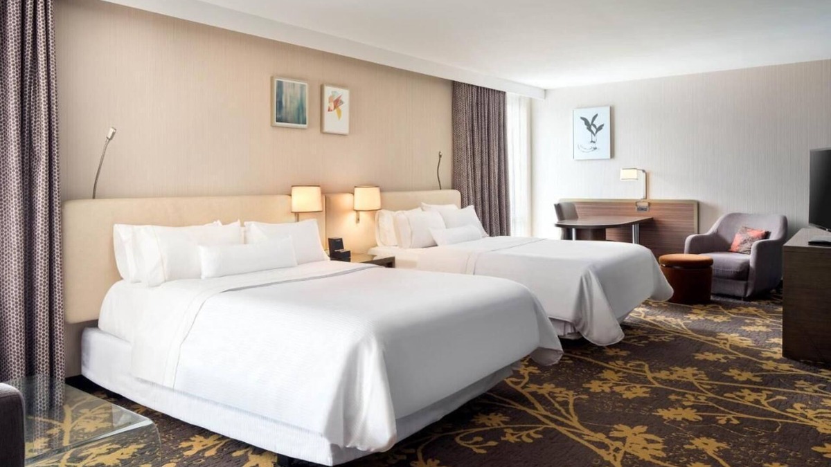 Downtown Cleveland Apartment | Suite in Downtown under a mile from Rock & Roll HoF, Browns & Gaurdians Stadiums