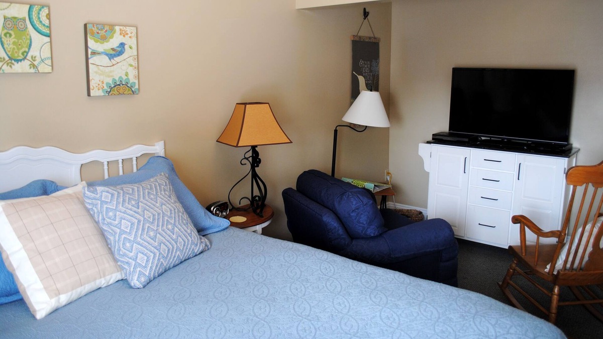 Amherst Apartment | Suite in quaint Historic District; minutes from Lake Erie, Oberlin, Cedar Poin