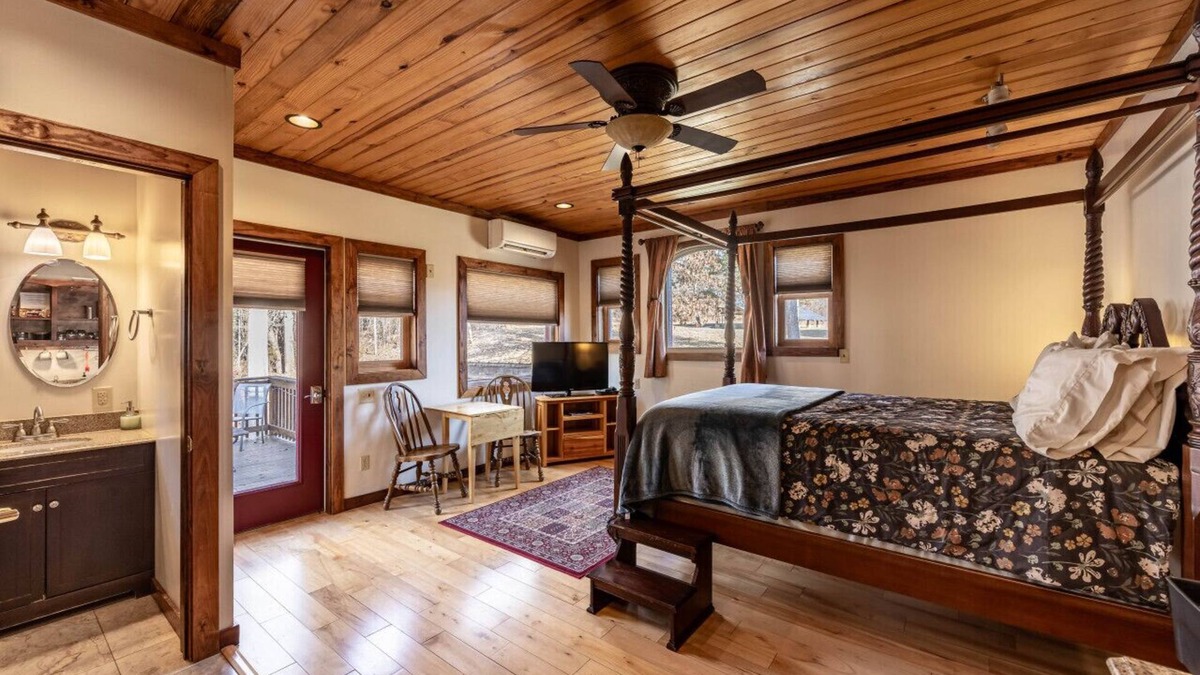Stanardsville Apartment | Suite Maharaja at White Lotus Eco Spa Retreat