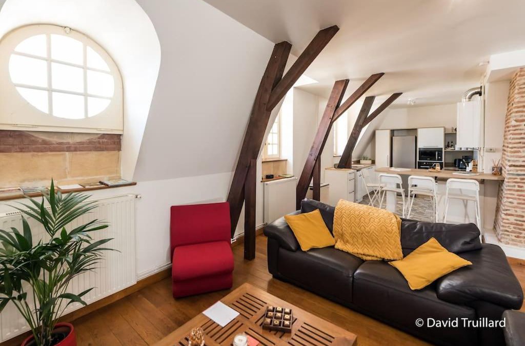 Charleville-Mezieres Apartment | Suite Mana - Maui - Grand Loft en duplex avec Vue sur Place Ducale Parking inclus