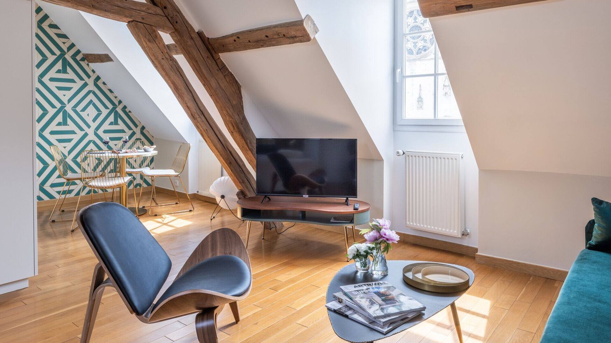 Nogent-le-Roi Apartment | Suite Millesime, View on Saint-Sulpice church, castle and timber-framed houses